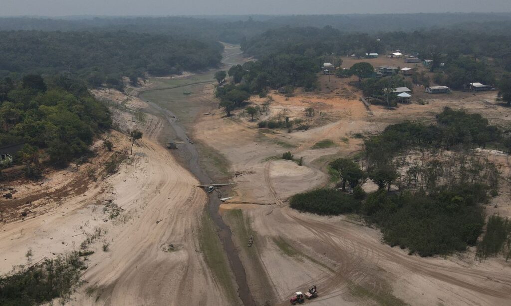 Rio Negro bate 12,70 metros; seca pode está relacionada com aquecimento global, diz pesquisador