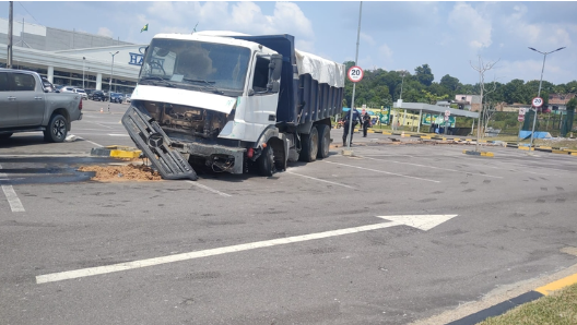 Caçamba perde o controle e invade shopping em Manaus Caçamba perde o controle e invade shopping em Manaus