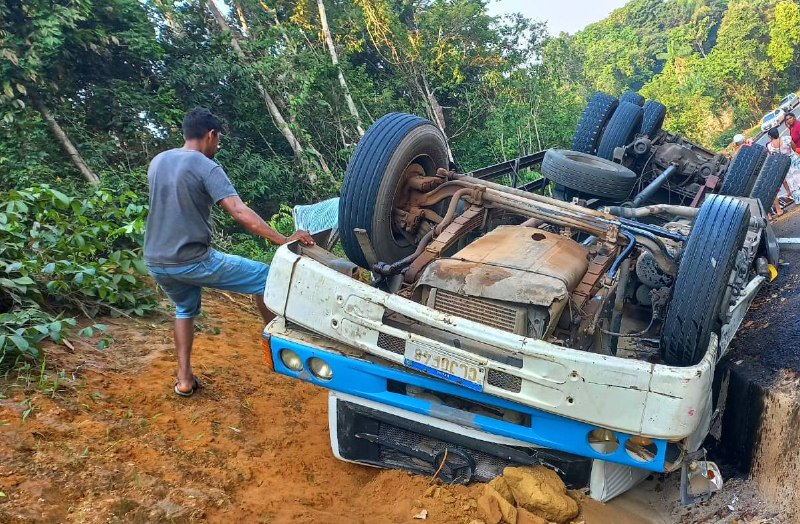 Caminhão perde controle e 13 pessoas ficam feridas na AM-070 Caminhão perde controle e 13 pessoas ficam feridas na AM-070