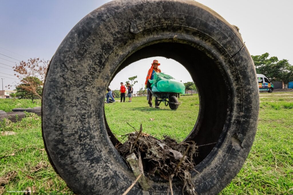 Defensoria mobiliza comunidade e realiza limpeza de igarapé na Zona Norte de Manaus