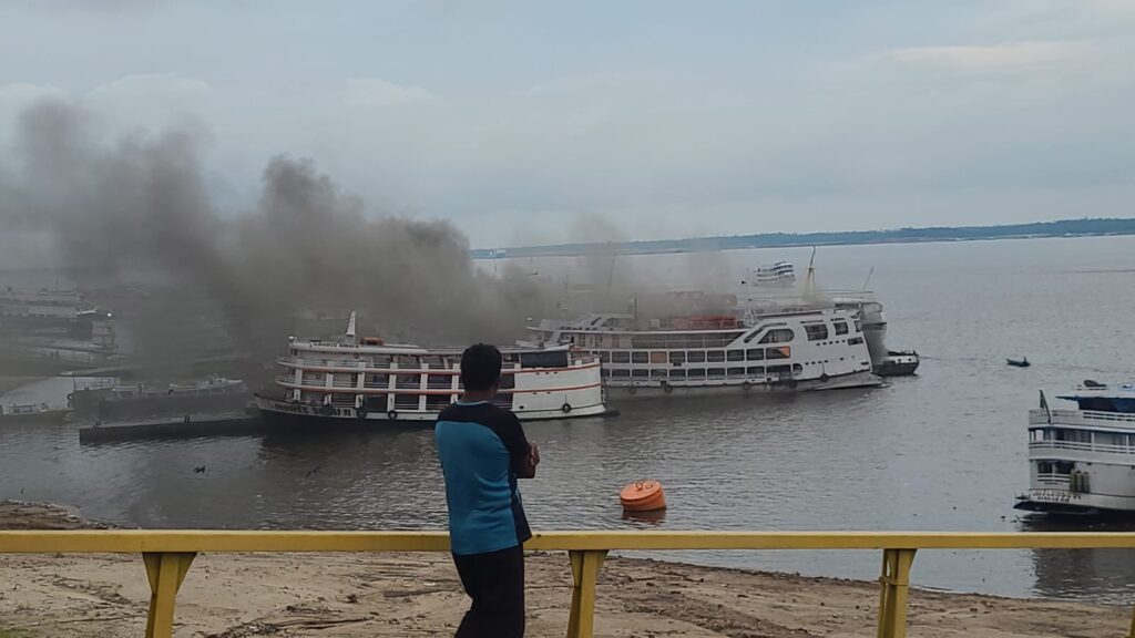 Incêndio atinge embarcação atracada no Porto de Manaus