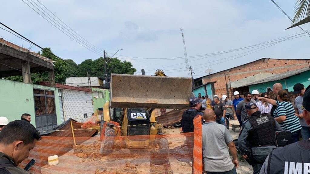 Trabalhador tem cabeça esmagada por retroescavadeira durante obra em Manaus