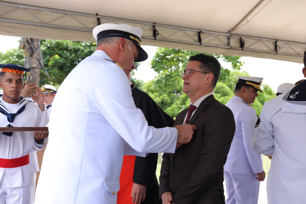 David Almeida participa de cerimônia em homenagem ao Dia do Marinheiro