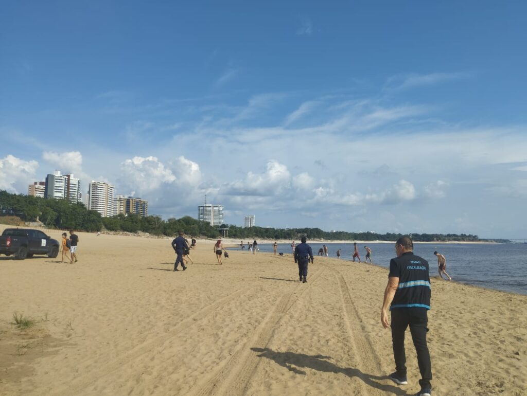 Interdição da praia da Ponta Negra para banho segue em vigor até janeiro em Manaus