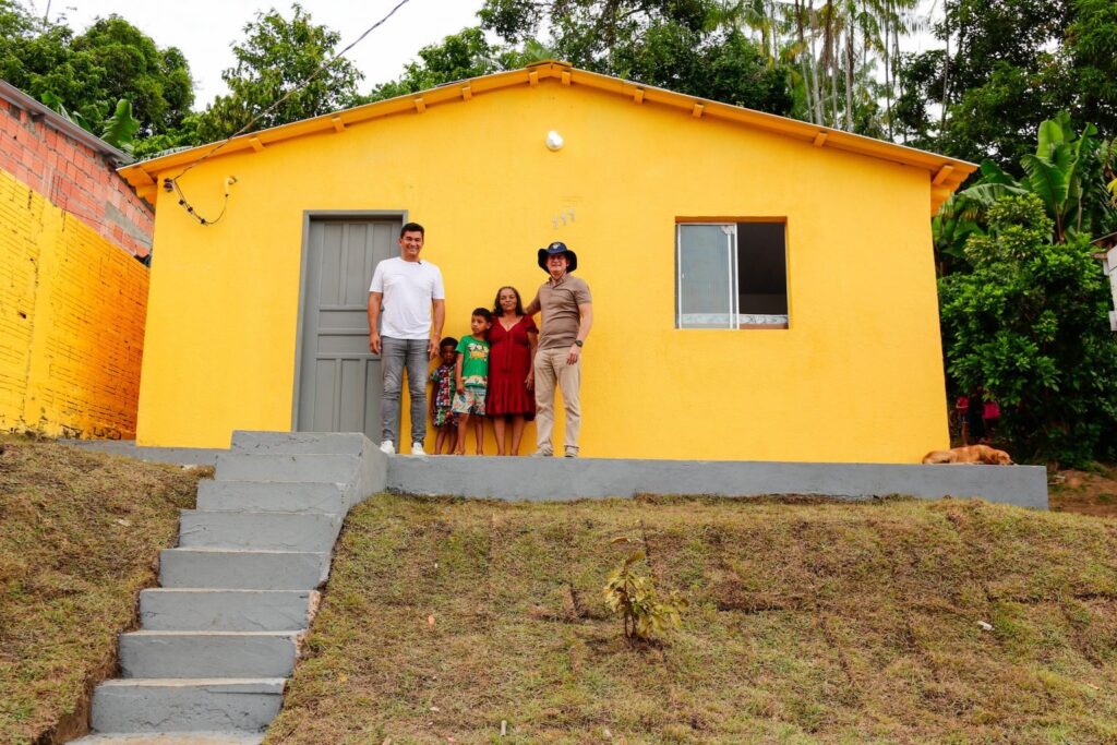 Moradores recebem primeiras casas reformadas pelo ‘Morar Melhor’ em Manaus