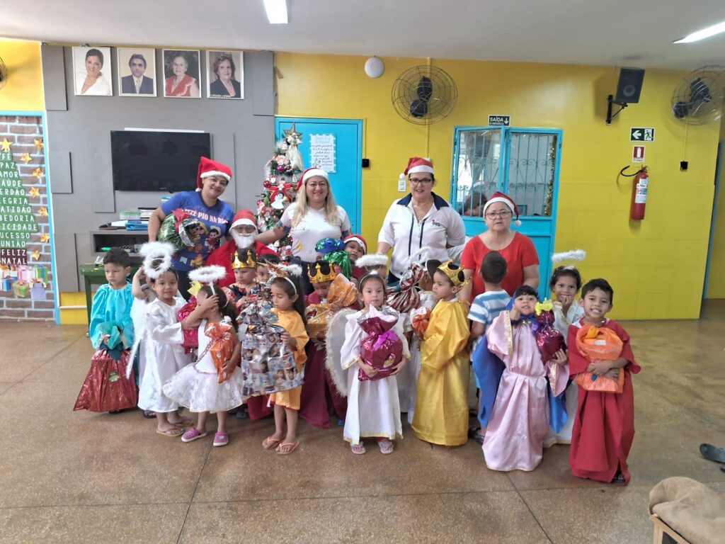 Projeto 'Natal Solidário' presenteia crianças de creche no bairro Redenção em Manaus