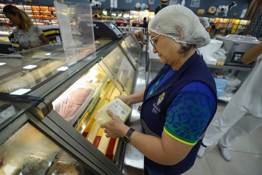 Vigilância Sanitária apreende 4,5 toneladas de alimentos na operação ‘Natal com Saúde’ em Manaus