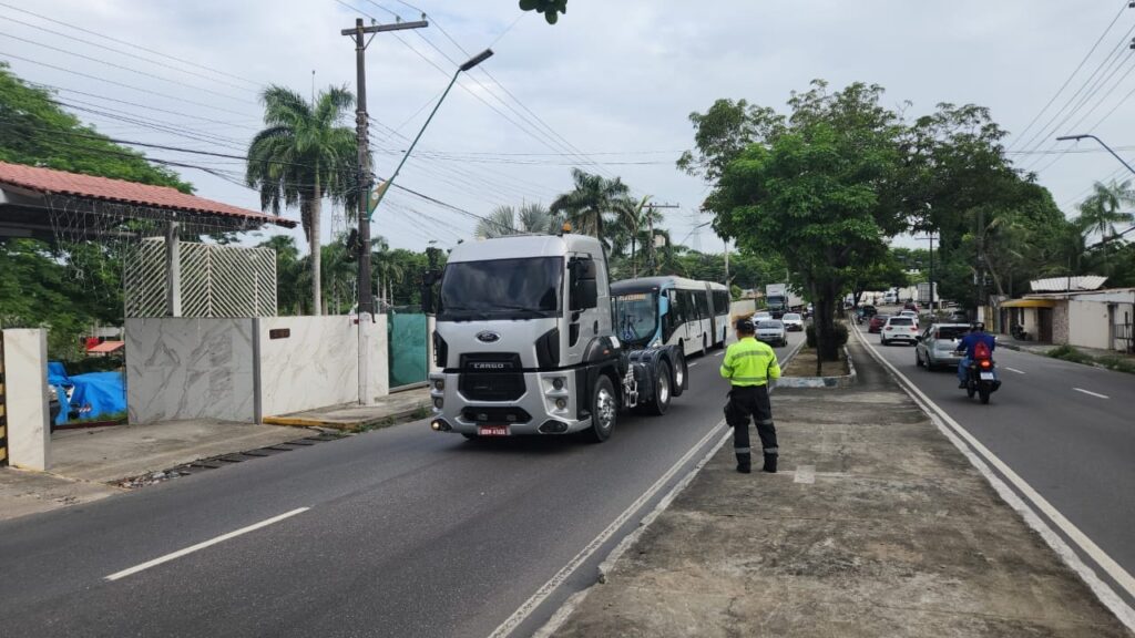 Caminhões são autuados por infração de trânsito durante fiscalização da Prefeitura de Manaus