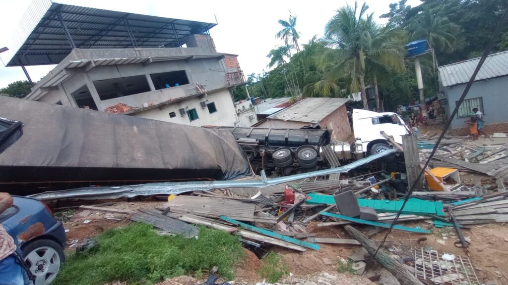 Carreta desgovernada invade contramão e causa grave acidente no Tarumã, em Manaus