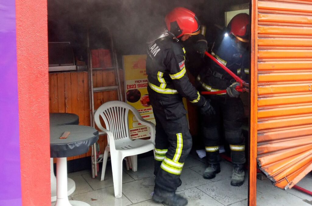 Incêndio atinge lanchonete no bairro Betânia, em Manaus