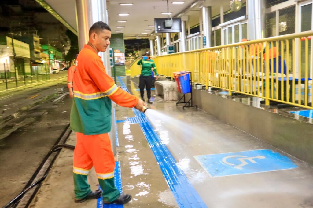 Terminais de ônibus tem higienização intensificada em Manaus