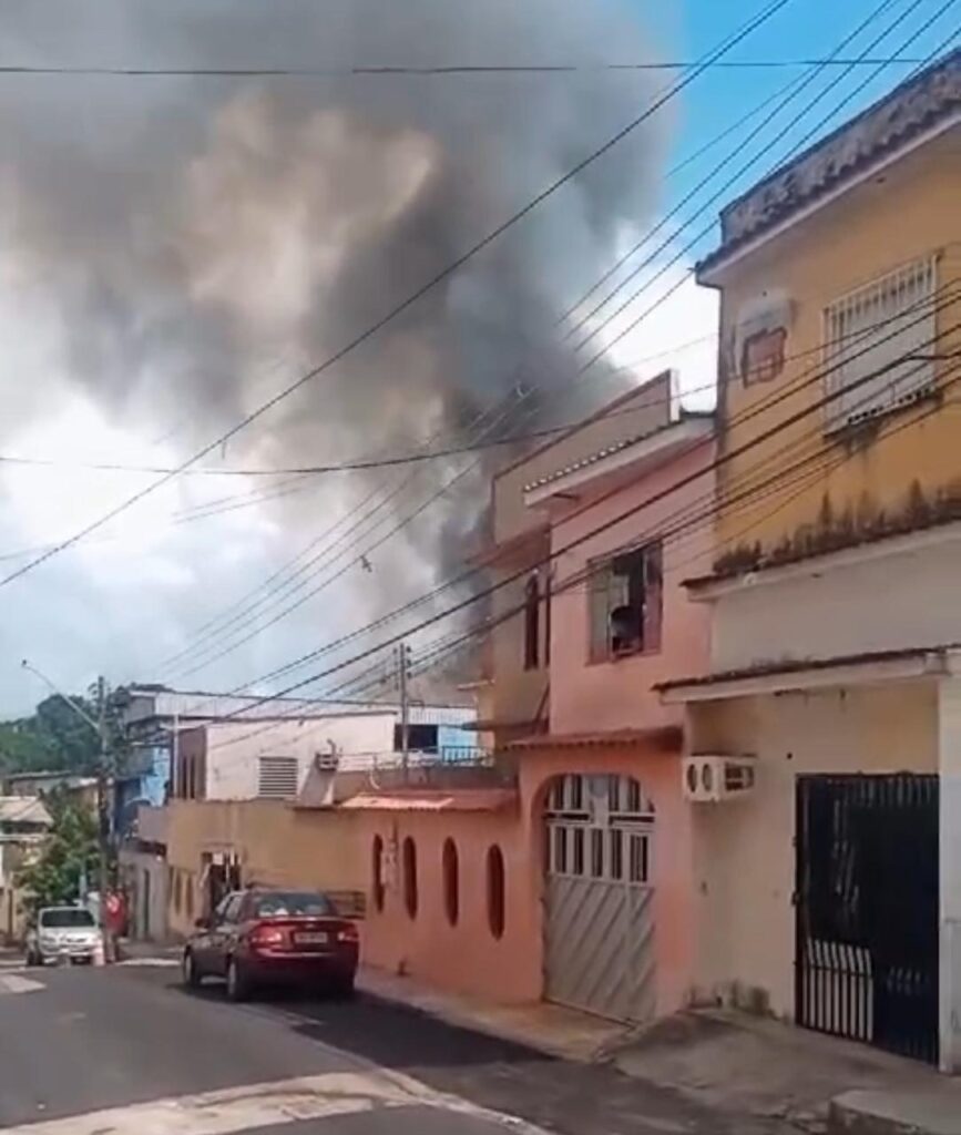 VÍDEO: Incêndio atinge casas em beco do bairro Praça 14, em Manaus