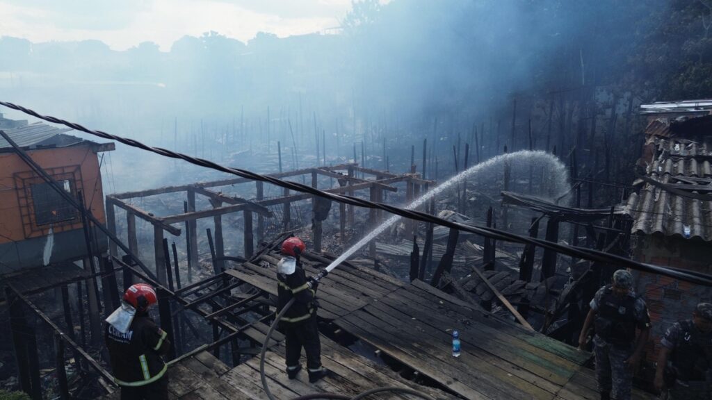 Vítimas atingidas por incêndio no Bairro do Céu recebem assistência emergencial em Manaus