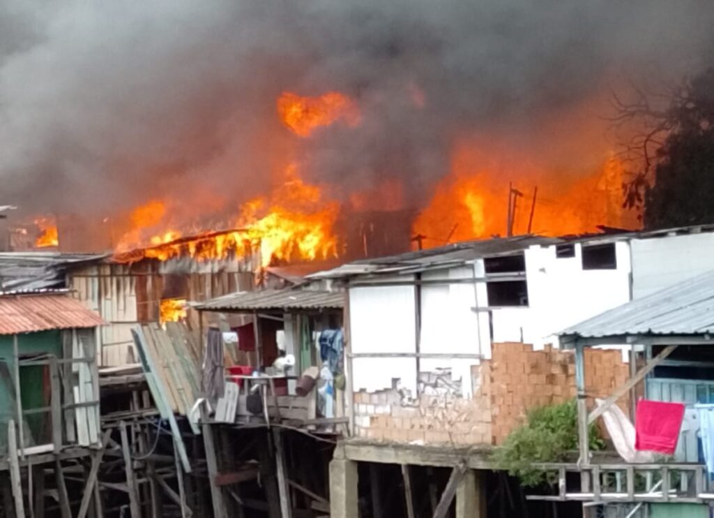 incêndio de grandes proporções atinge casas no bairro do Céu, em Manaus