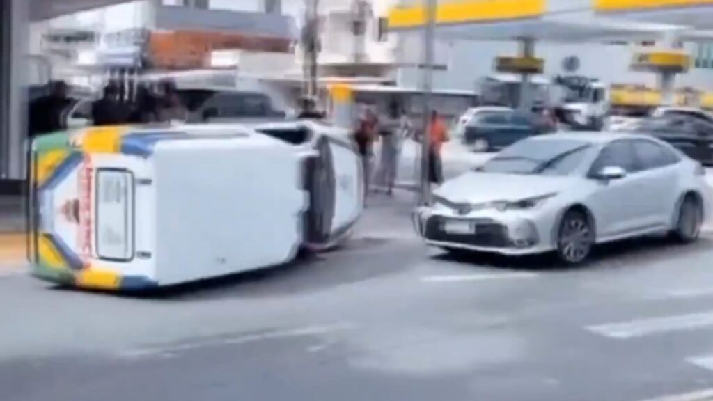 Ambulância se envolve em acidente de trânsito e tomba no Centro de Manaus: VÍDEO