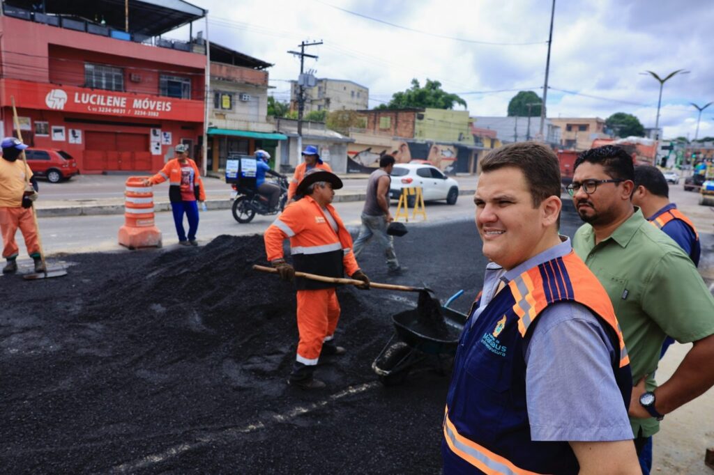 Avenida Constantino Nery volta a ser liberada após reforma em cratera