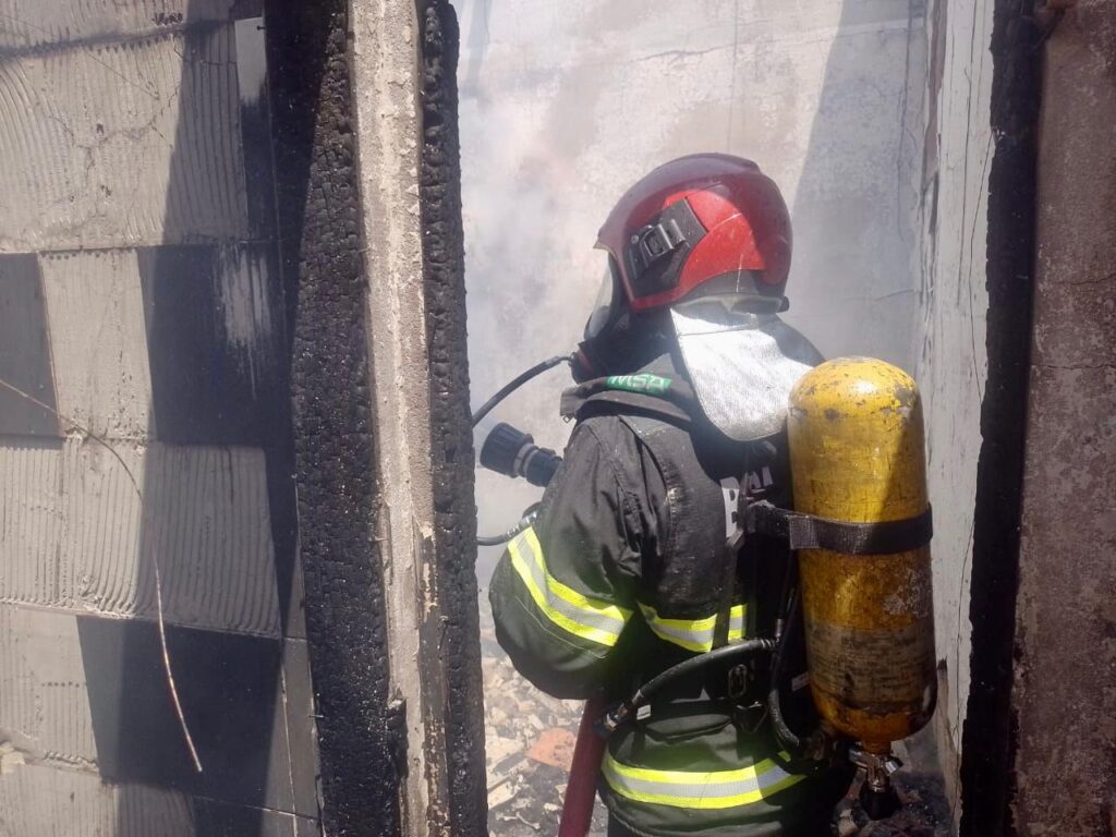 Casa é destruída por incêndio no bairro Dom Pedro, em Manaus