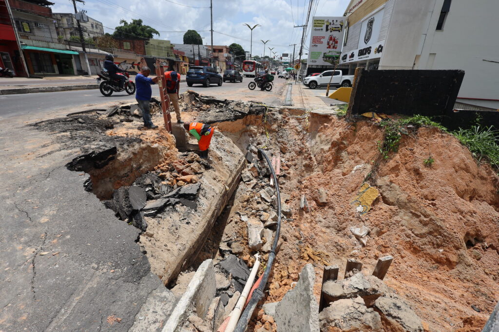 Cratera se abre na avenida Constantino Nery após rompimento de tubulação