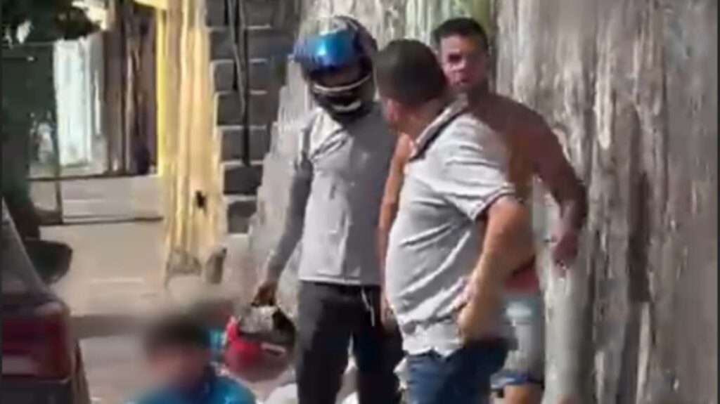 Fiscal do Zona Azul é agredido por motorista de app no Centro de Manaus; VÍDEO