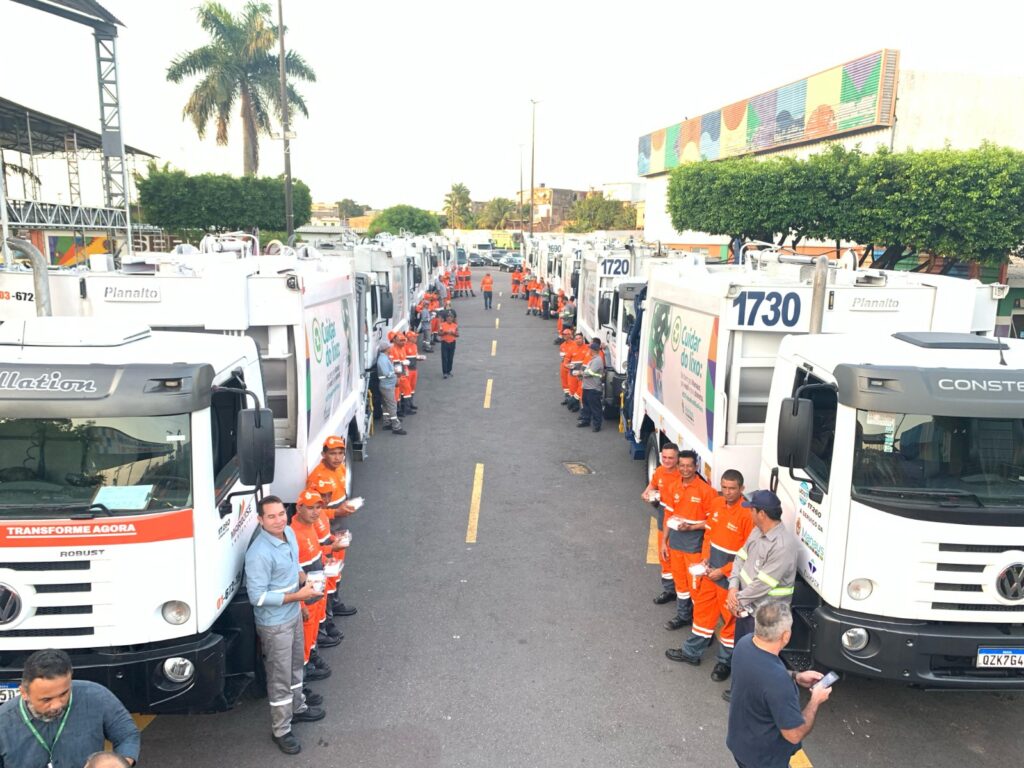 Manaus renova frota de coletores de lixo com 10 novos carros