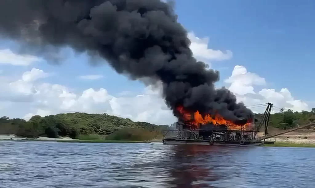 Vídeo mostra destruição de draga de garimpo ilegal na Praia da Lua