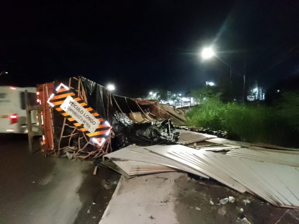 Carreta tomba e causa engarrafamento em avenida no Distrito Industrial