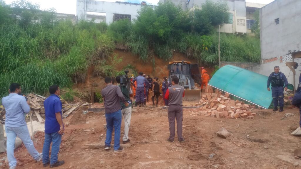 Dois trabalhadores ficam feridos após serem soterrados em obra em Manaus