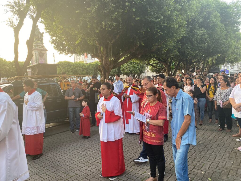 Fiéis católicos participam de Via-Sacra da Igreja de São Sebastião, em Manaus