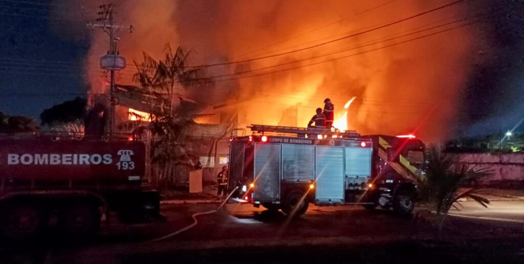 Galpão de empresa é destruído por incêndio de grande proporção no Tarumã, em Manaus