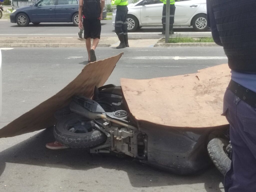 Mulher morre após ter cabeça esmagada por carreta durante acidente em Manaus