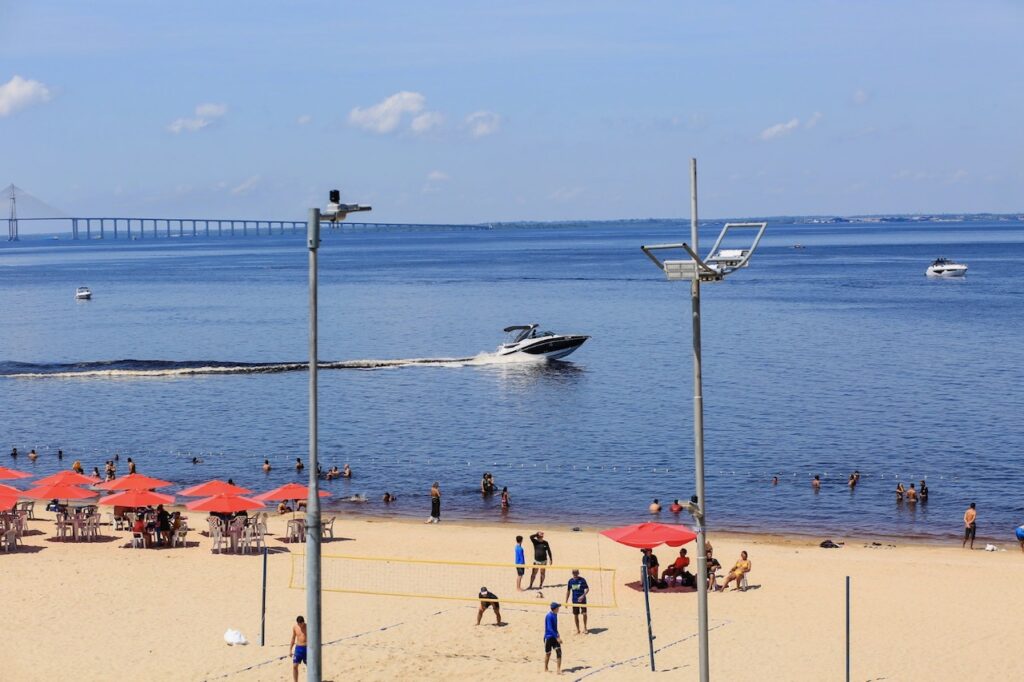 Prefeitura alerta para segurança no distanciamento de embarcações na praia da Ponta Negra, em Manaus