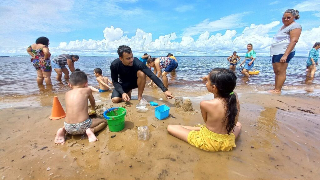 Prefeitura orienta pais e responsáveis sobre cuidados com crianças na praia da Ponta Negra