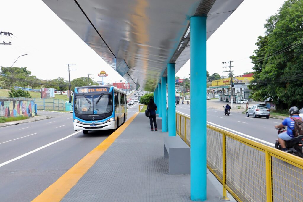 Prefeitura reforma plataformas de ônibus para garantir segurança e bem-estar à população