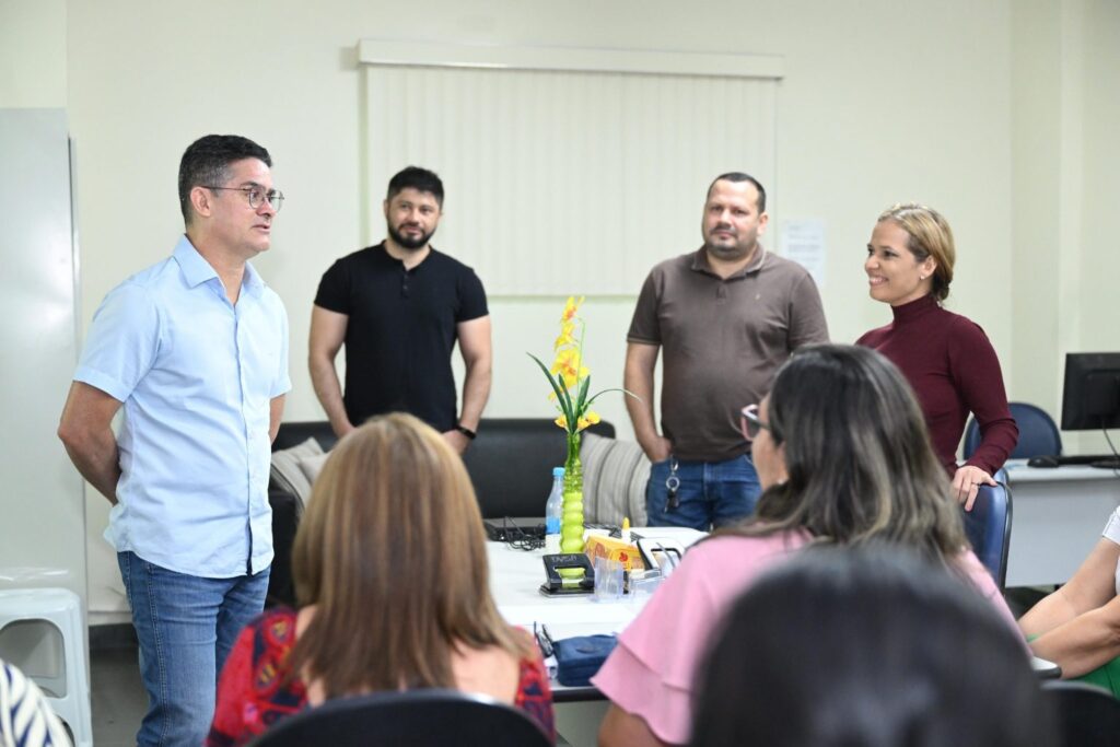 Prefeito conversa com servidores da Visa Manaus