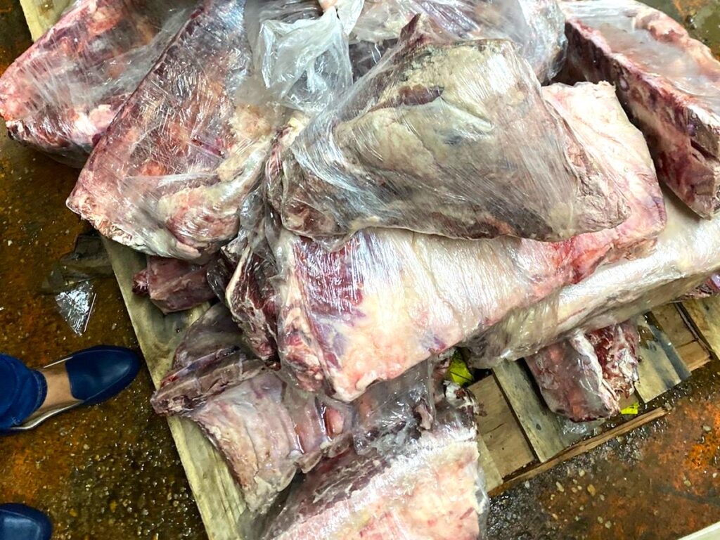 Vigilância Sanitária apreende 1,6 tonelada de carne estragada em supermercado de Manaus