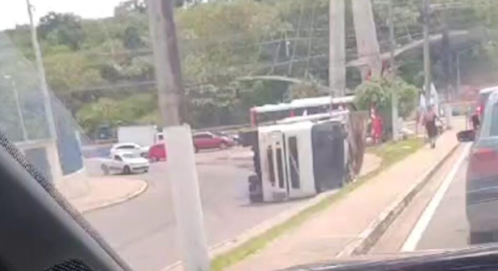 motorista perde controle e carreta tomba perto da Ponte do Rio Negro