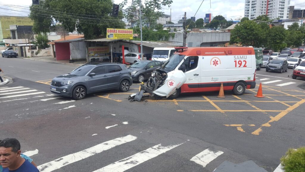 Ambulância do Samu e carro se envolvem em acidente na Praça 14, em Manaus