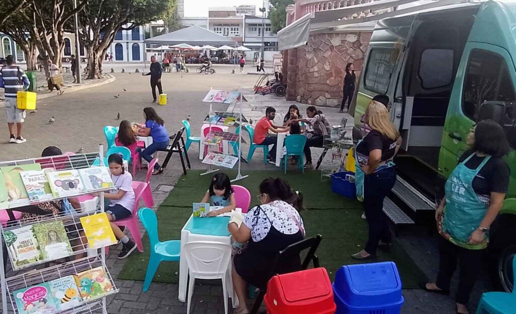 Biblioteca Volante com programação especial no Dia Nacional da Literatura Infantil, em Manaus