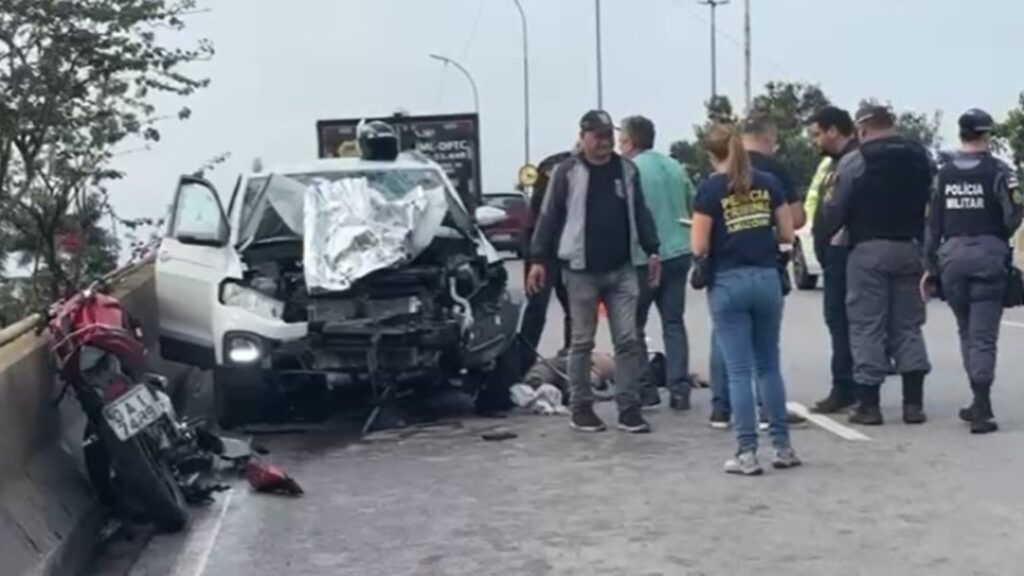 Carro invade viaduto na contramão e mata mototaxista em Manaus