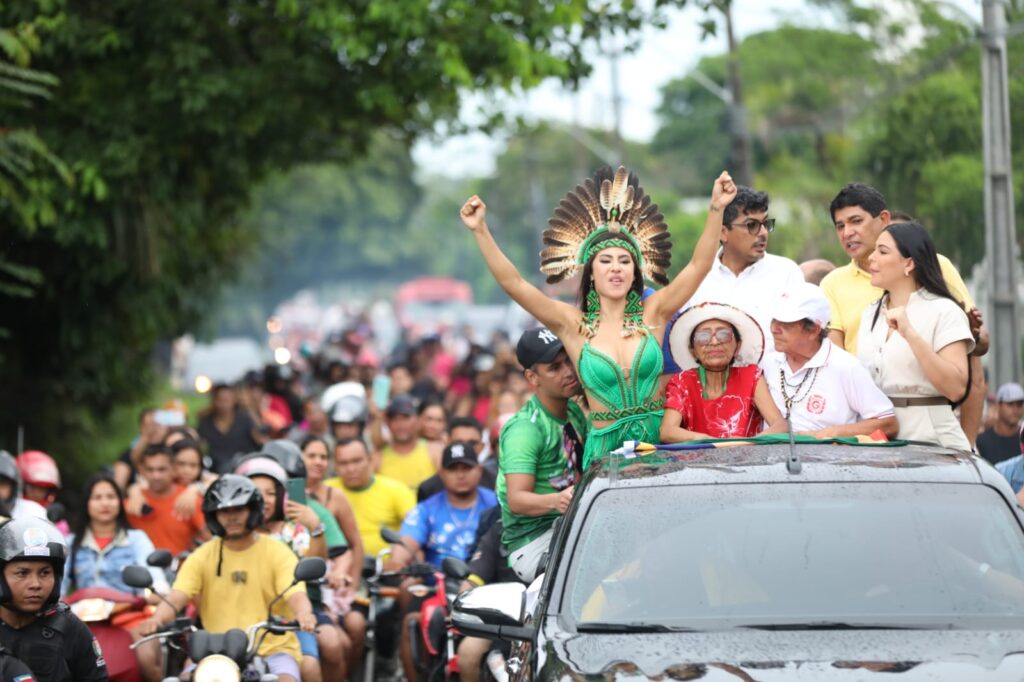 Com festa, multidão lota ruas de Parintins para receber Isabelle Nogueira