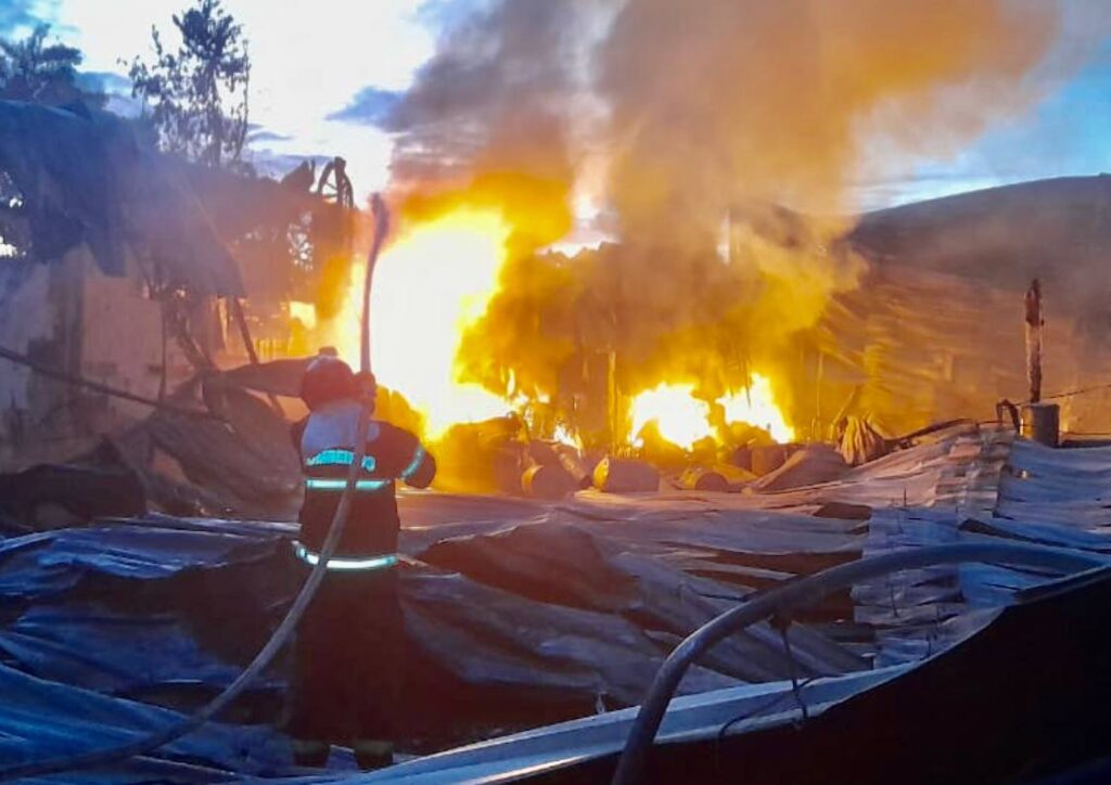 Incêndio de grande proporção atinge fábrica de colchões em Rio Preto da Eva