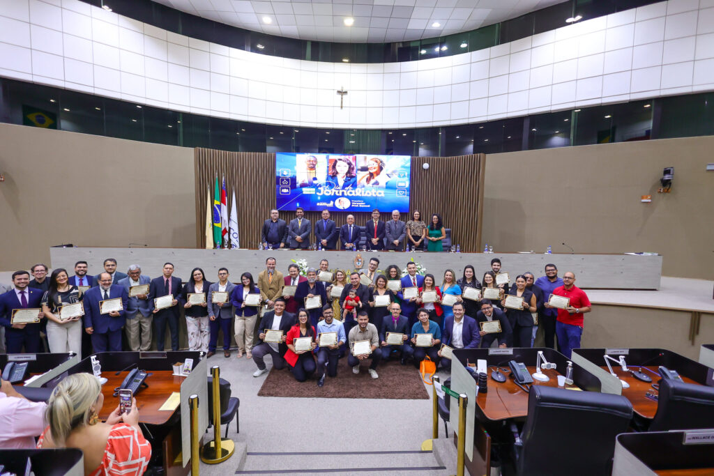 Jornalista do Em Tempo é homenageado em sessão solene na CMM