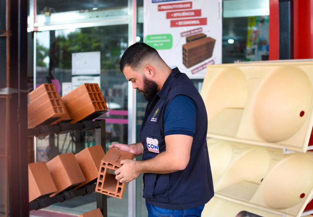 Lojas são notificadas por venda de tijolos fora dos padrões técnicos em Manaus