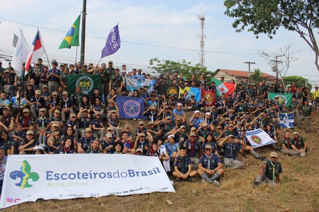 Mais de 400 escoteiros do AM promovem encontro na Ponta Negra para comemorar o 'Dia Mundial dos Escoteiros'