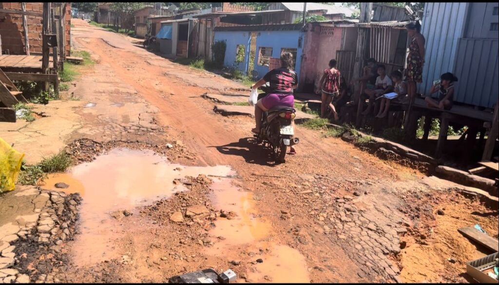 Moradores de Itacoatiara sofrem com falta de asfaltamento e saneamento no bairro Piçarreiras