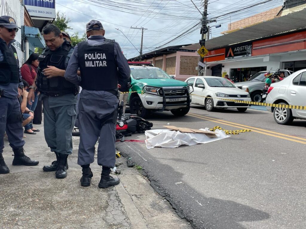 Mulher morre atropelada por caminhão após cair de moto em Manaus; VÍDEO Mulher morre atropelada por caminhão após cair de moto em Manaus; VÍDEO