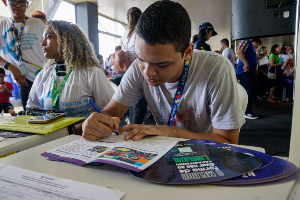 Shopping de Manaus realiza atendimento para emissão de carteira para pessoas com autismo