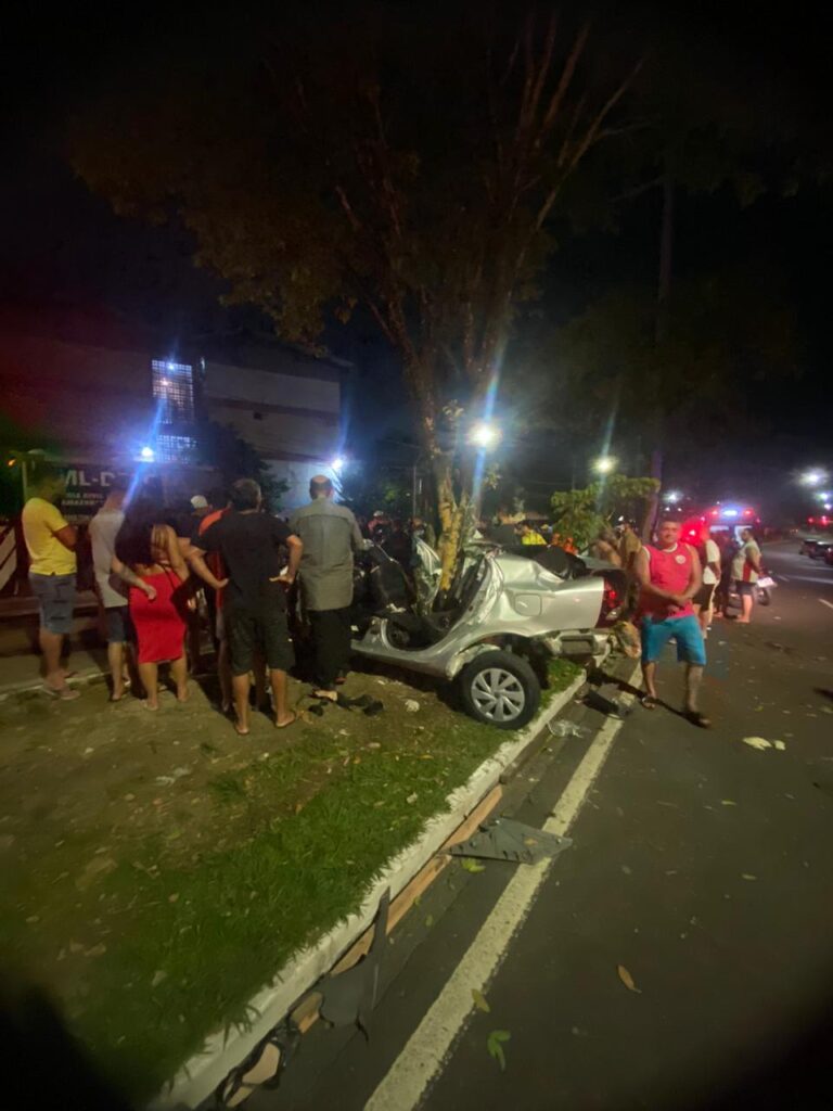 VÍDEO: Duas jovens morrem e outros 4 ficam feridos após carro bater contra árvore em Manaus