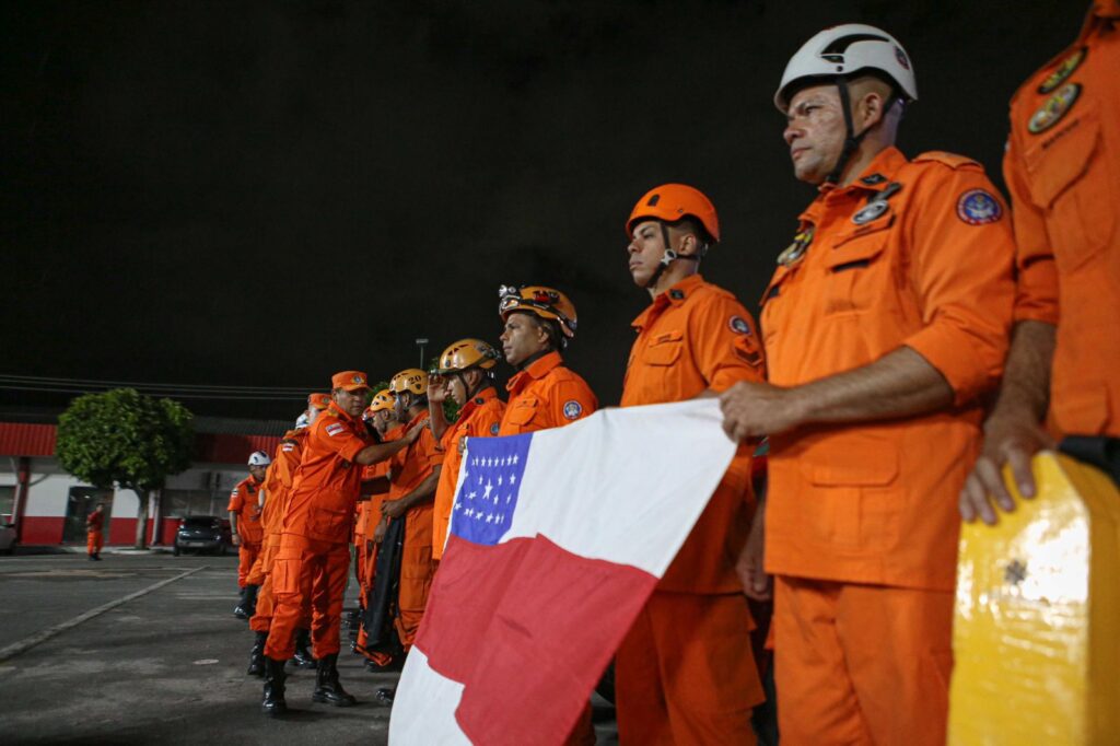 Bombeiros do Amazonas viajam para ajudar vítimas do desastre no Rio Grande do Sul