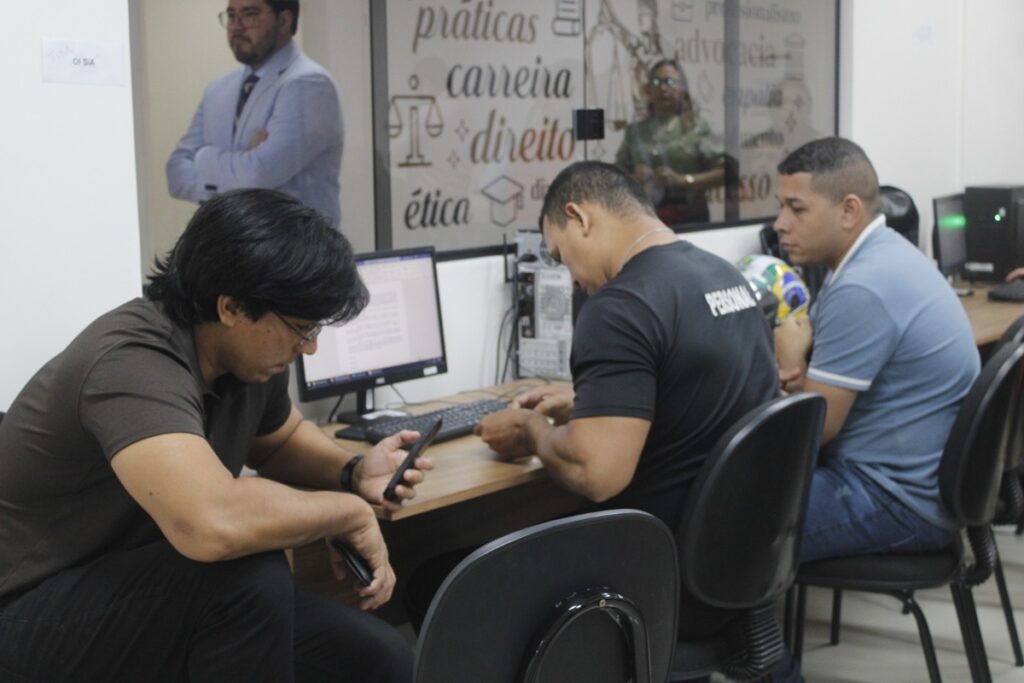 Estudantes fazem mutirão de atendimento jurídico gratuito à população em Manaus